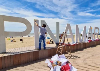 Convocan a concurso para intervenir las letras de Pinamar 