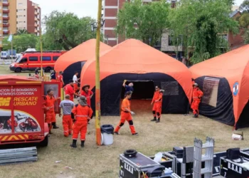 Llegan 300 bomberos para relevar en tareas de rescate en Villa Gesell