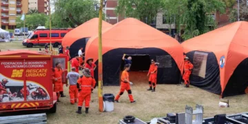 Llegan 300 bomberos para relevar en tareas de rescate en Villa Gesell