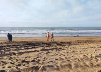 Hallaron el cuerpo de una mujer sin vida en la playa de Pinamar