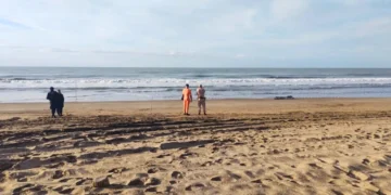 Hallaron el cuerpo de una mujer sin vida en la playa de Pinamar