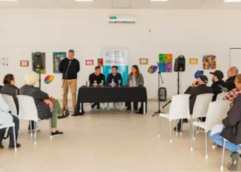 Municipio entregó 42 escrituras a familias pinamarenses