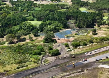 Ruta 11 cortada por un derrame cloacal tras la rotura de un caño