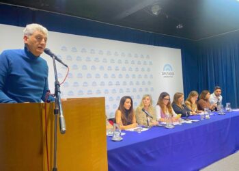 Zona Fría: intendentes llevaron firmas al Congreso contra la quita