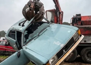 Más de 200 vehículos abandonados fueron compactados en Pinamar